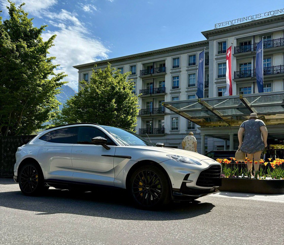 AstonMartinDBXSilver