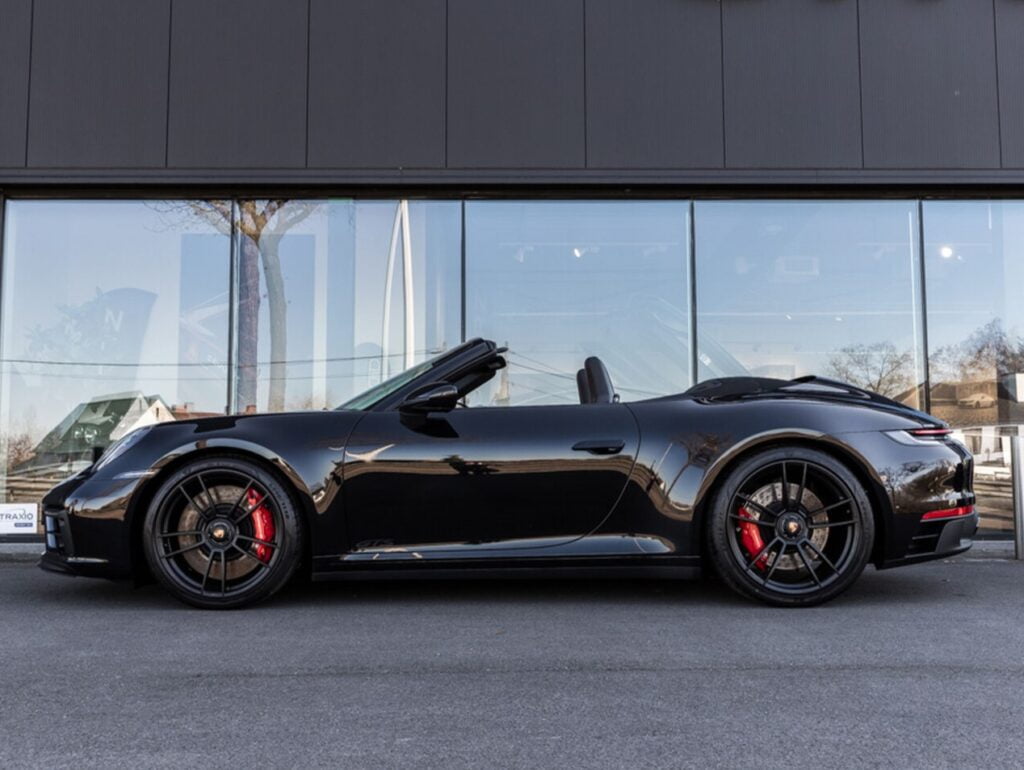 Porsche Carrera 4 GTS Cabriolet Side 3