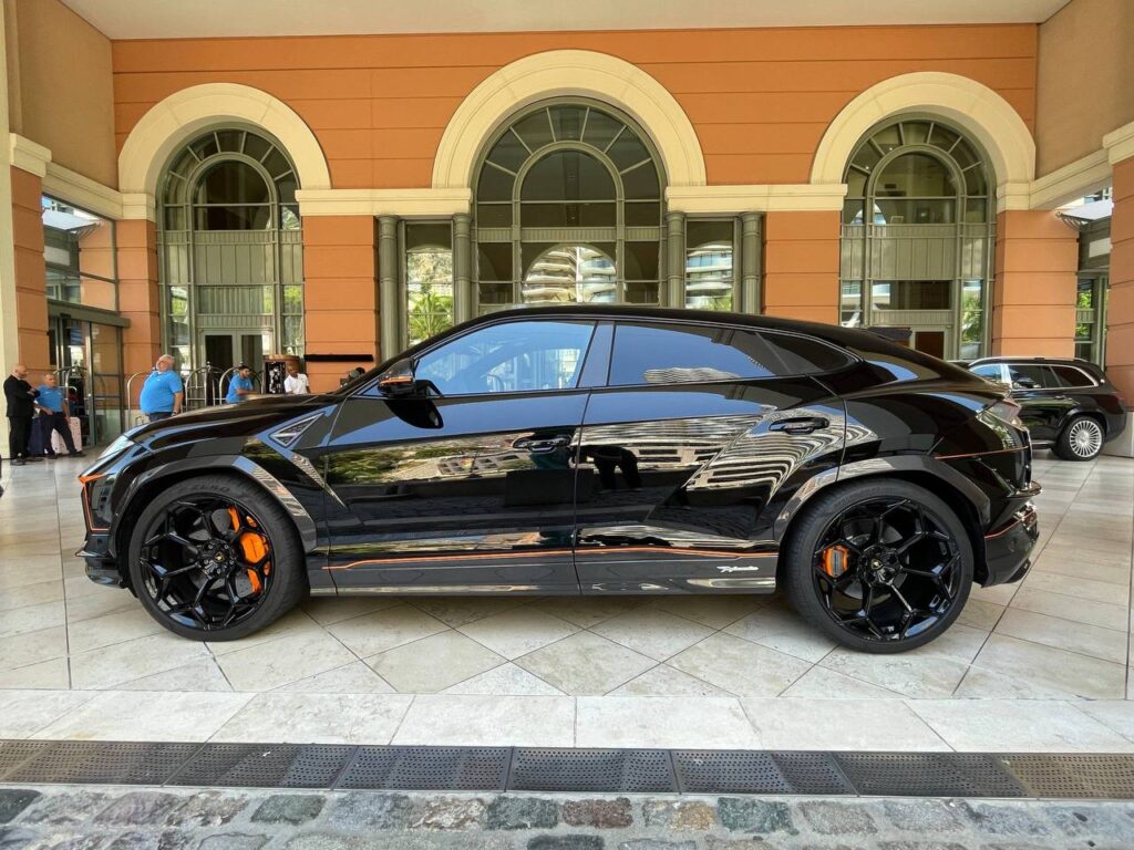 Lamborghini Urus Performante Black Side
