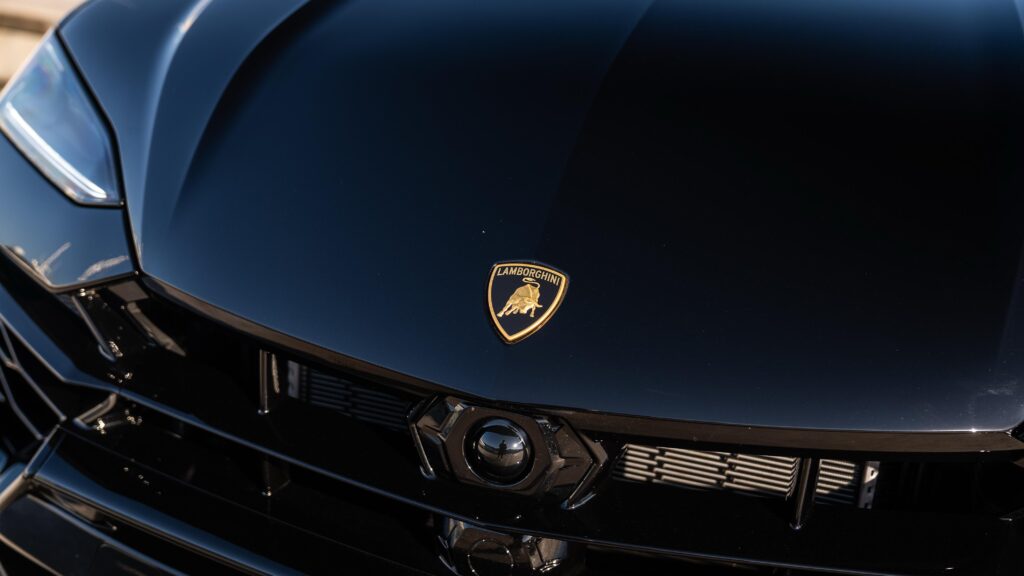 Lamborghini Urus SE Black Front 2
