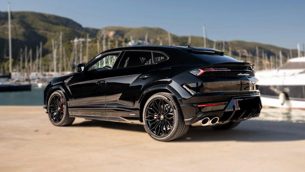 Lamborghini Urus SE Black Rear