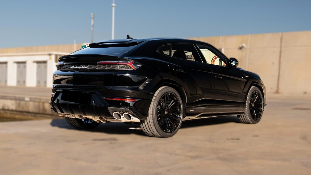 Lamborghini Urus SE Black Rear 2