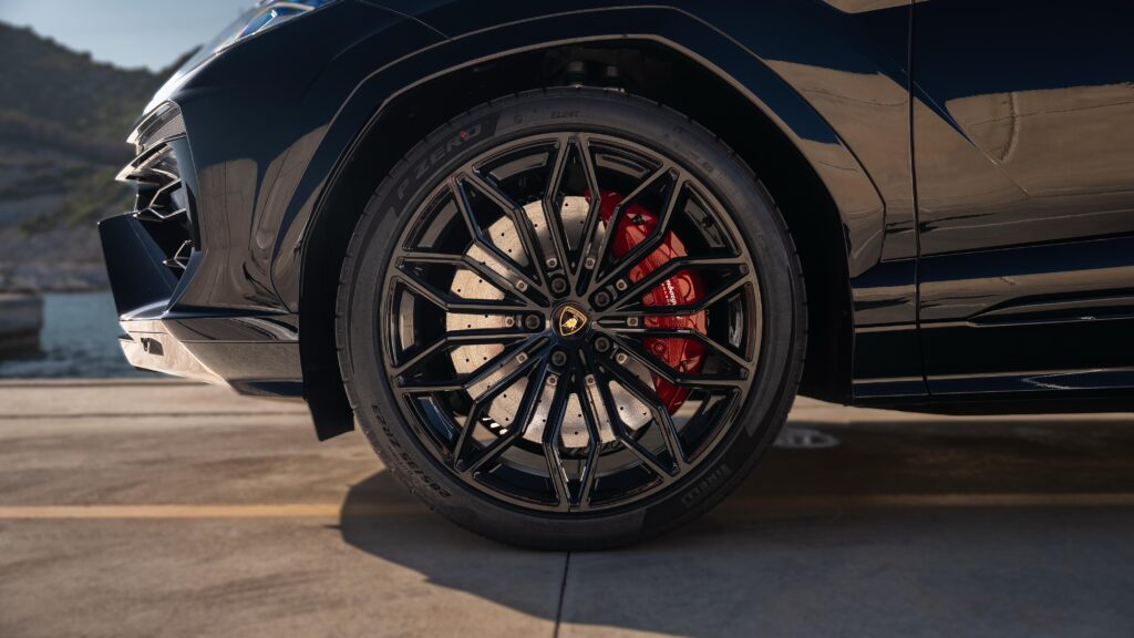 Lamborghini Urus SE Black Side 2